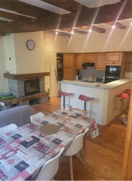 “Grande pièce de vie chaleureuse avec cheminée, poutres apparentes et cuisine ouverte toute équipée. Idéal pour partager des repas conviviaux en famille ou entre amis au cœur d’Entraygues.”