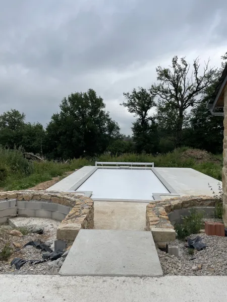 Piscine couverte avec volet