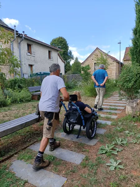 Prêt d'un fauteuil roulant tout-terrain Hippocampe - PNR des Causses du Quercy