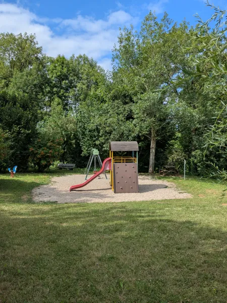 Aire de pique-nique du village de Lassouts, OT Terres d'Aveyron