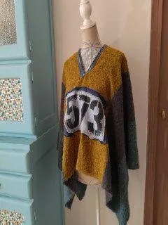 Poncho customisé, Eclectic Tics