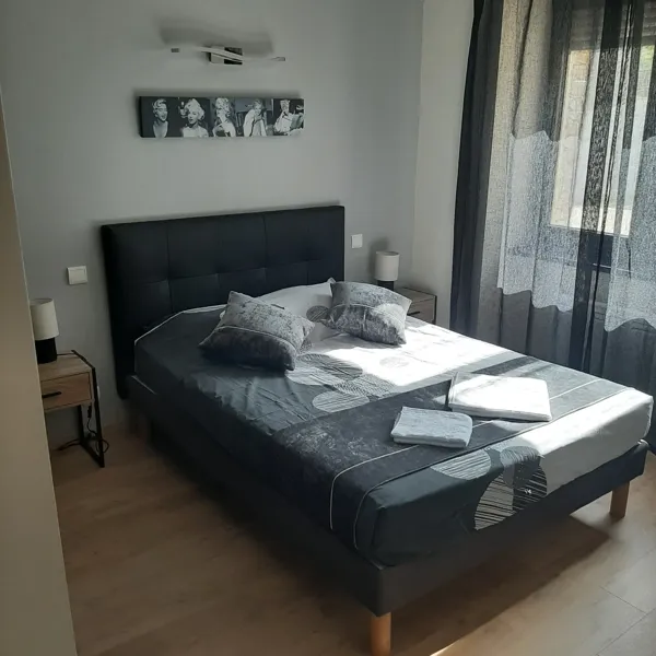 Chambre 4, lit 140 cm