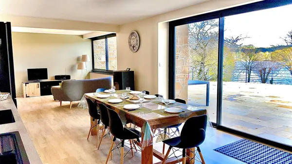 Grande pièce ouverte sur cuisine et salon