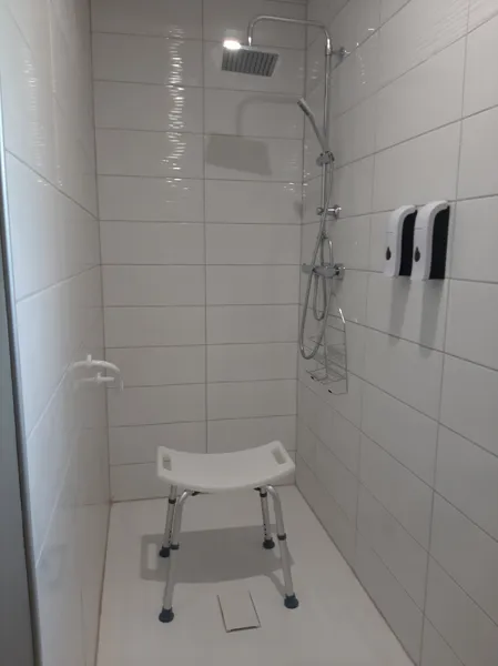 Douche n°1 PMR avec siège et barre