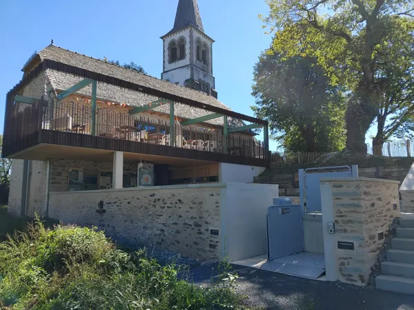 Terrasse du restaurant et accès Maison de la Réserve LPO