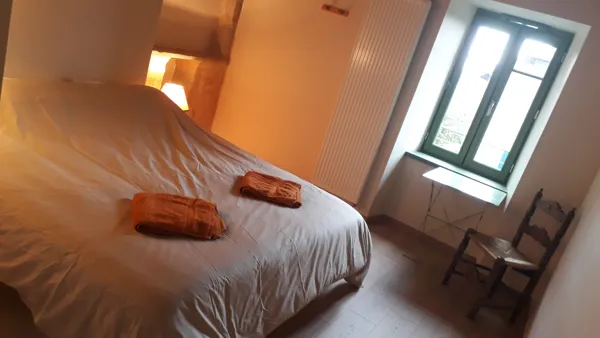 Chambre Hiboux 
2 lits 90*200 + salle d'eau (douche et lavabo), Solène