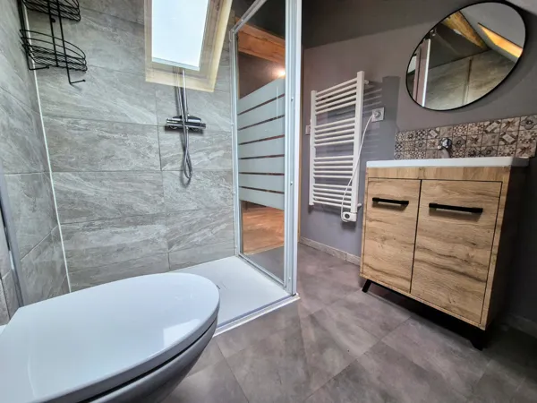 Salle de douche de l'étage