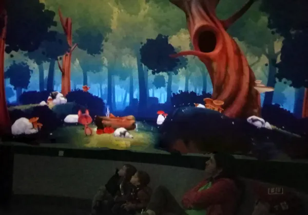 Une projection du spectacle à 360° sous la coupole du planétarium (séance de 3 à 5 ans)