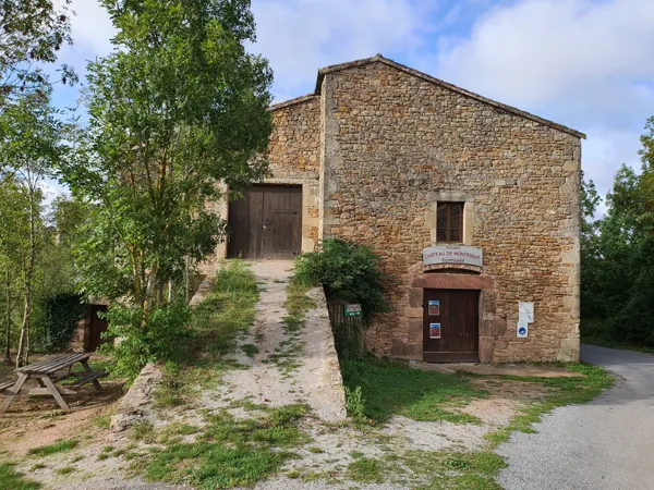 Entrée de la salle à gauche du bâtiment (montée), 