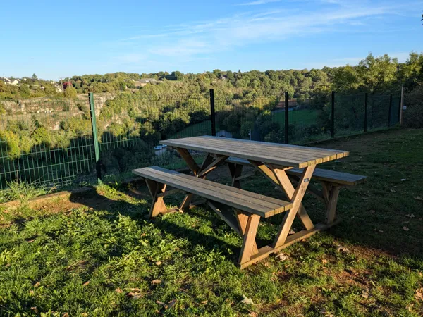 Aire de pique-nique de la place du Portalet Bozouls, OT Terres d'Aveyron