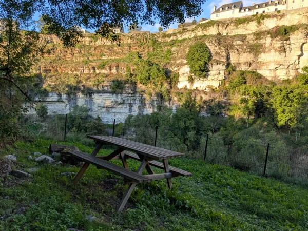 Aire de pique-nique de Sainte Fauste à Bozouls - Table du bas, OT Terres d'Aveyron