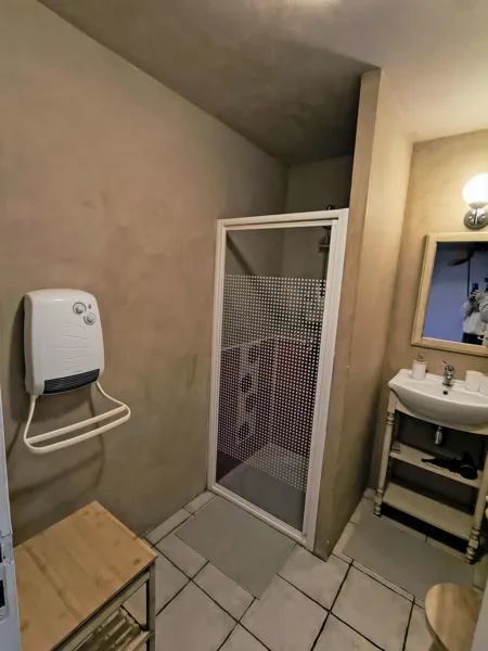 Salle de bain privative de la chambre Champêtre, équipée d’une douche confortable pour un séjour serein à Saisonnée., Maison d’hôtes Saisonnée