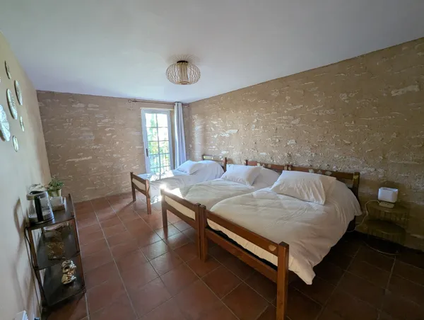 La chambre Solaire, lumineuse, propose trois lits confortables pour accueillir familles ou groupes à Saisonnée, en Aveyron., Maison d’hôtes Saisonnée