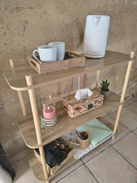 Plateau d’accueil disponible dans chaque chambre, avec bouilloire, tasses et petites attentions pour un séjour chaleureux à Saisonnée., Maison d’hôtes Saisonnée