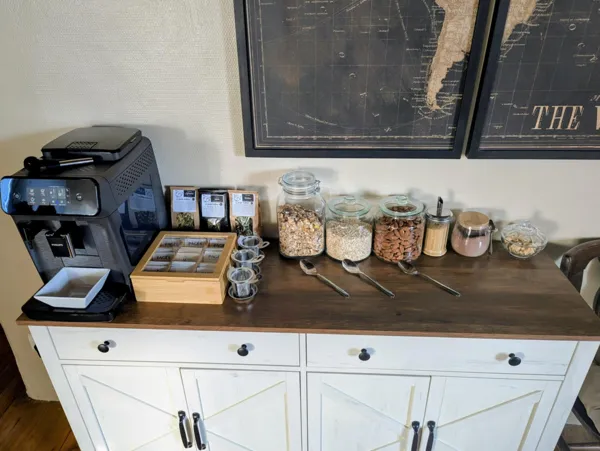 Buffet petit déjeuner de Saisonnée : café, thés, infusions, croissants, confitures maison et produits secs pour bien commencer la journée en Aveyron., Maison d’hôtes Saisonnée