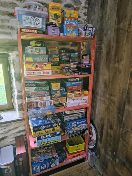 Grande sélection de jeux de société pour petits et grands, idéale pour des moments conviviaux en famille à Saisonnée., Maison d’hôtes Saisonnée