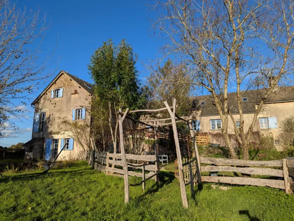 La maison d’hôtes Saisonnée, entourée de nature et d’authenticité, offre un cadre paisible au cœur du Ségala en Aveyron., Maison d’hôtes Saisonnée