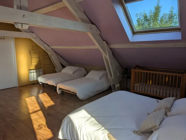 Gîte Panoramique : un hébergement lumineux et chaleureux pensé pour les familles, avec lit double, deux lits simples et un lit bébé. Un espace confortable sous les combles, parfait pour profiter d’un séjour nature en Aveyron., Maison d’hôtes Saisonnée
