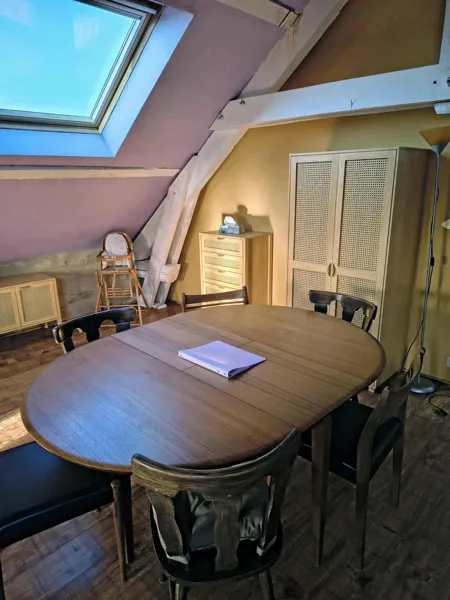 alle à manger conviviale du gîte Panoramique, avec grande table pour partager les repas en famille ou entre amis. Un espace lumineux sous les combles, parfait pour un séjour chaleureux en Aveyron., Maison d’hôtes Saisonnée