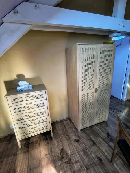 Espace rangement du gîte Panoramique avec grande armoire et commode en bois. Un aménagement pratique pour un séjour confortable en Aveyron, que ce soit en famille ou entre amis., Maison d’hôtes Saisonnée