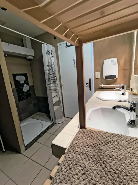 Salle de bain fonctionnelle du gîte Panoramique avec douche spacieuse et double vasque. Un espace pratique et confortable pour profiter sereinement de votre séjour en Aveyron., Maison d’hôtes Saisonnée