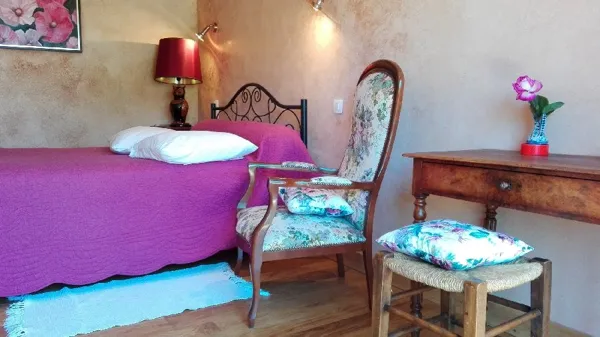 Chambre couple avec salle de bain, accès direct dans le jardin