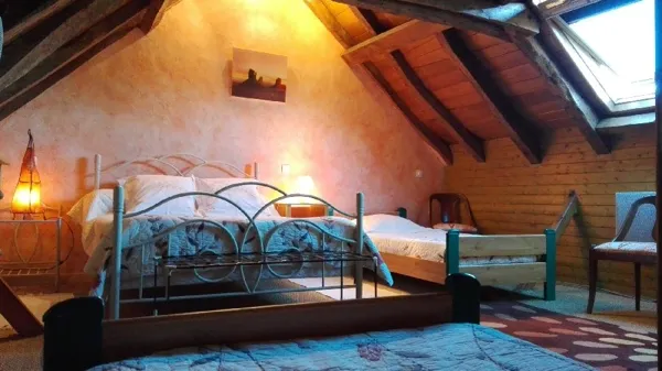 Chambre famille avec salle de bain, sous les combles
