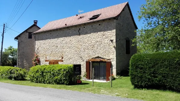 Grange restaurée, réservée aux hôtes