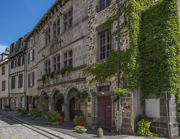 La Mairie, ancienne maison Barthélémy, témoin du riche passé marchand de la ville