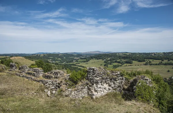 Les ruines du château, et la vue sur le plomb du Cantal