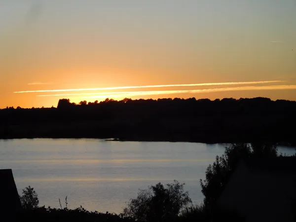 Coucher de soleil vue fenêtre chambre