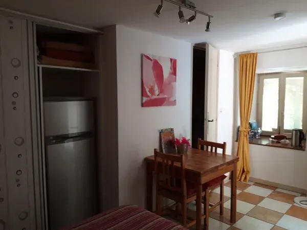Le Jardin de Baldine - Chambre, table, frigo