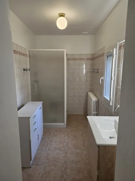 Salle d'eau indépendante avec machine à laver