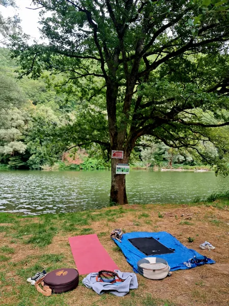 Yoga relaxation en extérieur, photo de Sandrine B. Au Cœur de Soi