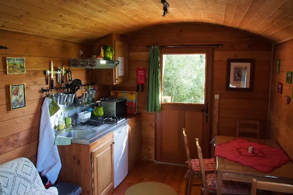 Coin cuisine et repas, La Roulotte de Cabrières