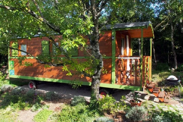 Sous des vieux chênes, La Roulotte de Cabrières