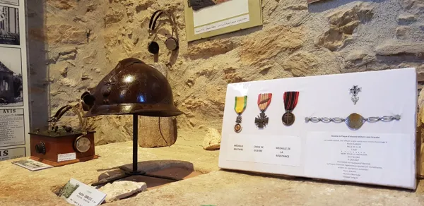 Chapelle de Villelongue - Casque et médailles, OT Pays Ségali - ISSALIS Edith