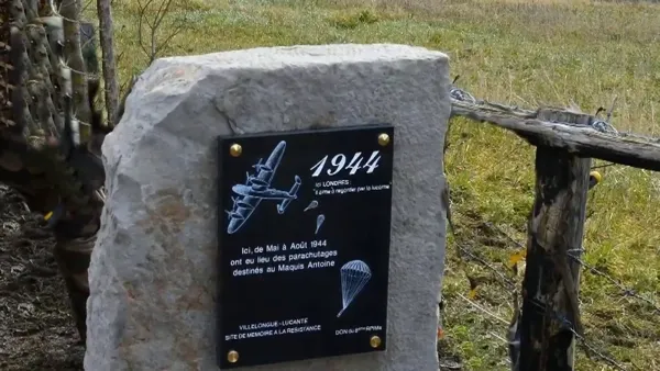 Villelongue-Stèle au Plateau de Lucante-Site de Parachutages, Ass. CVAMA Villelongue