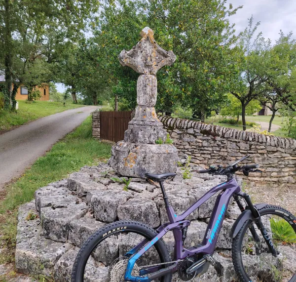 Croix de Sauveté - Villeneuve d'Aveyron