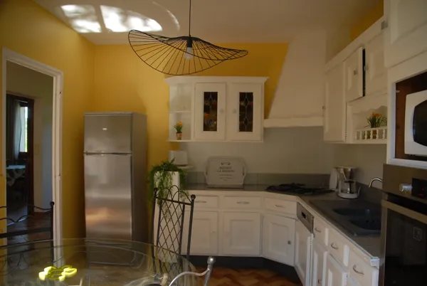 Cuisine, équipement neuf, grand frigo avec congélateur