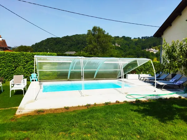 Piscine - solarium avec bains de soleil