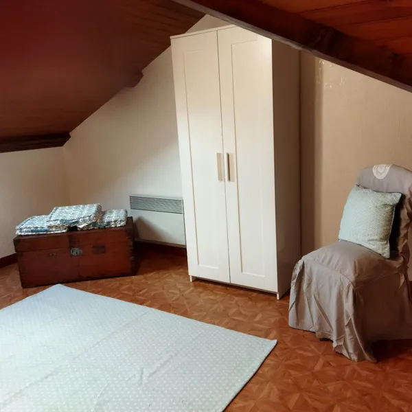 Mezzanine avec armoire (penderie et étagère)