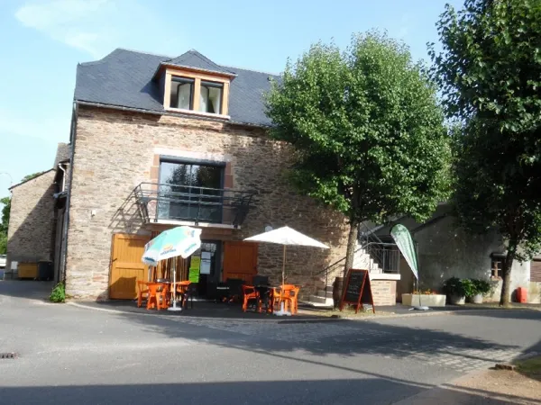 Le bâtiment situé à l'entrée du village