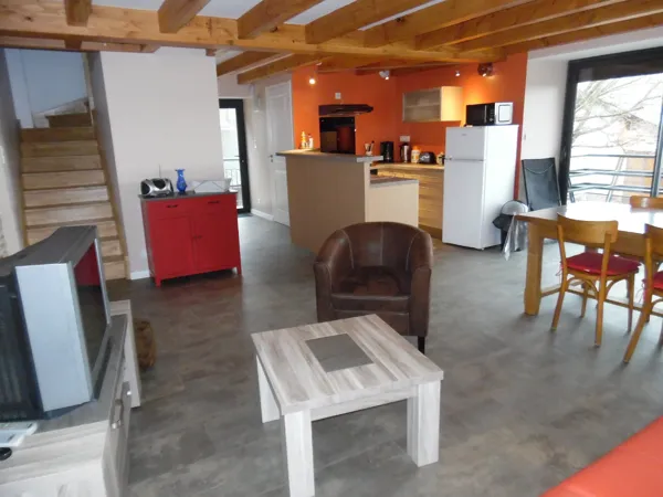 Pièce à vivre et cuisine entièrement équipées, salle de bain et wc indépendant au niveau de l'entrée