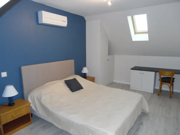 Chambre avec lit en 160 et possibilité lit supplémentaire en 90