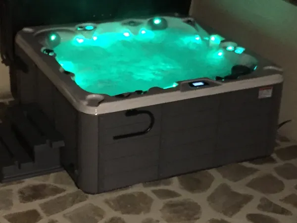 Jaccuzi 5 places avec 7 couleurs d'éclairage