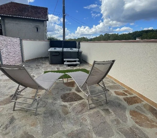 Vue de l'appenti du spa et de la terrasse