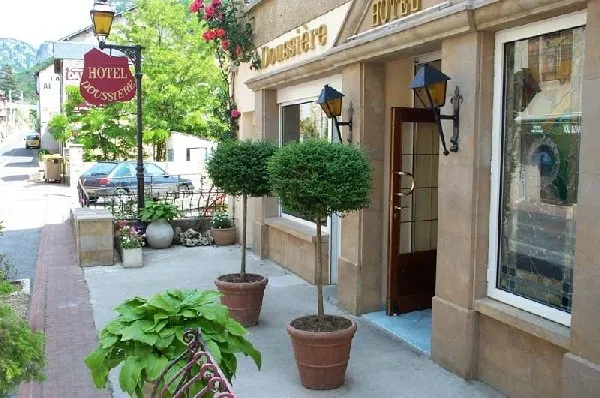 Entrée coté village, HOTEL-RESTAURANT DOUSSIERE