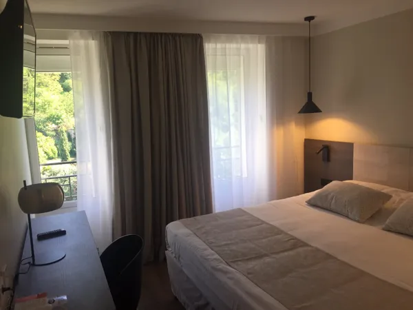 Hôtel Doussière - chambre 4, HOTEL DOUSSIERE - RESTAURANT L'ALICANTA