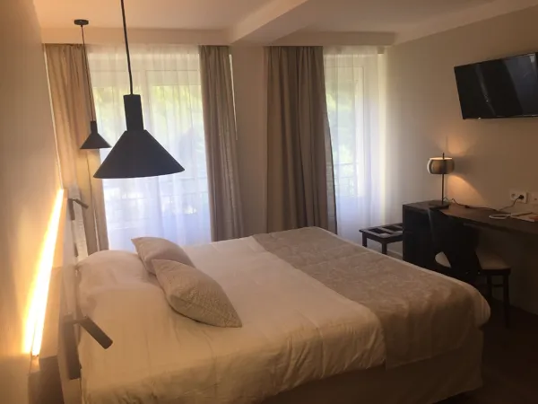 Hôtel Doussière - chambre 5, HOTEL DOUSSIERE - RESTAURANT L'ALICANTA